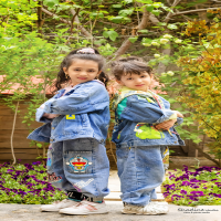 صورة لأختین معًا، ظهرًا لظهر مثل الجبال